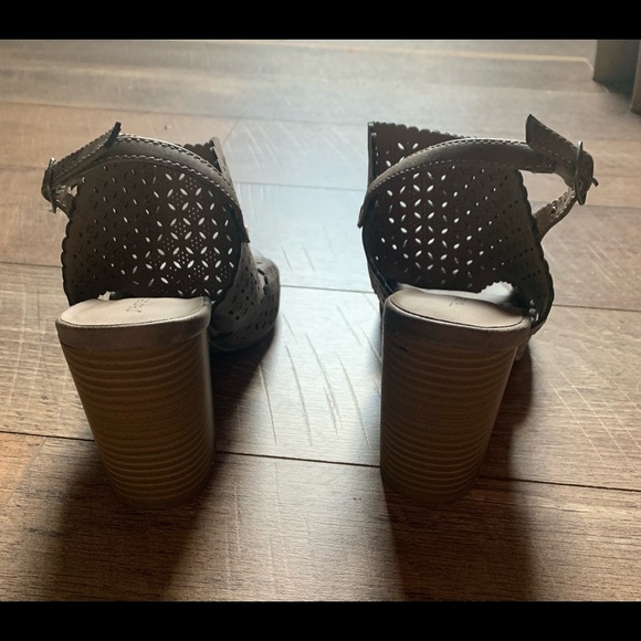 Maurices Chunky Heel Sandal Sz 7 M - Picture 7 of 8